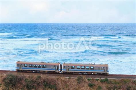 海岸線を走る山陰本線 No 23788114｜写真素材なら「写真ac」無料（フリー）ダウンロードok