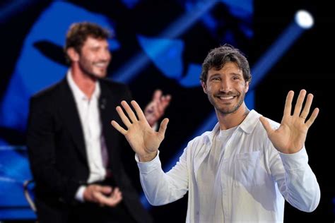 Stefano De Martino Viziato Da Una Giovane Speciale Il Bacio E Il