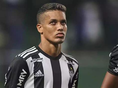 Pedrinho se despede dos companheiros e prepara saída do Atlético