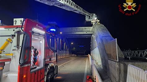 Si Staccano Calcinacci Dal Cavalcavia Di Via Miranese Vigili Del Fuoco