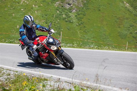 Power Naked Bike Test In Den Alpen