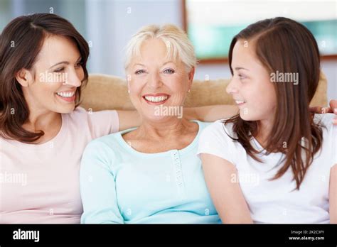 Une grand mère fière Une grand mère heureuse assise avec sa fille et