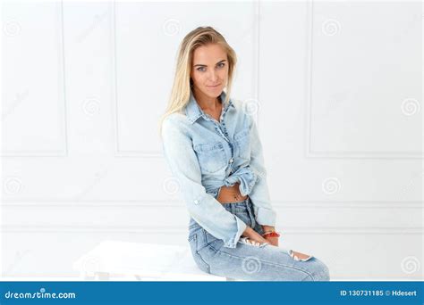 Portrait De Mode De Femme Dans Des Jeans Déchirés Image Stock Image