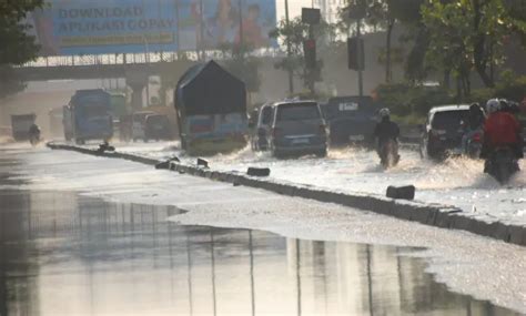 Foto Banjir Dan Rob Di Kaligawe Semarang Inilahjateng