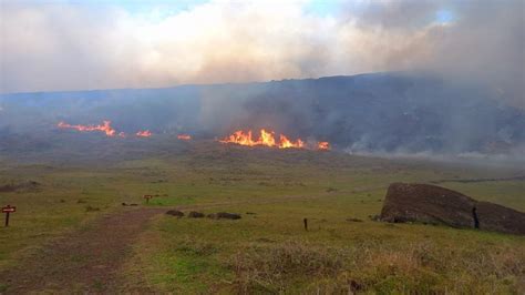 Un Incendio Destruye Decenas De Las Estatuas De La Isla De Pascua