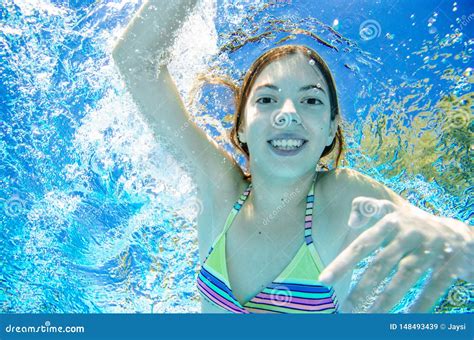 El Ni O Nada Bajo El Agua En La Piscina Zambullidas Activas Felices De