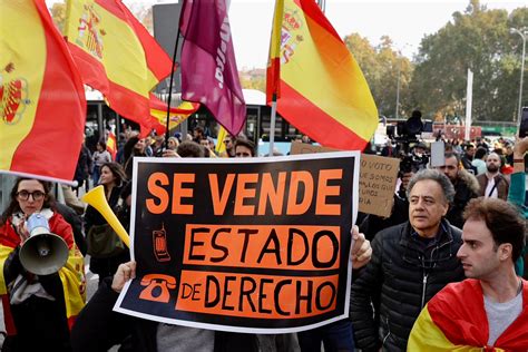 Foto Sánchez Dictador Pancartas lemas y carteles en la protesta