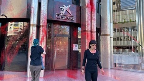 Futuro Vegetal Arroja Pintura Roja Y Negra En Una Sucursal De Caixabank