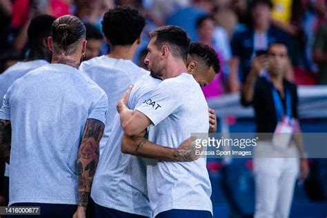 Lionel Messi of Paris Saint Germain hugs Neymar Junior of Paris Saint ...