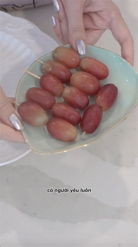 Trend hot nhất TikTok ngày đầu năm mới Hội độc thân rủ nhau xuống gầm bàn ngồi ăn nho vì ý