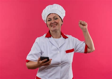 Alegre Cocinera De Mediana Edad En Uniforme De Chef Sosteniendo El