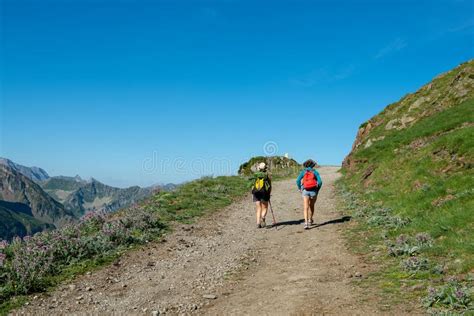 Caminhante De Duas Mulheres Na Fuga De Montanha Nos Pyrenees Imagem De