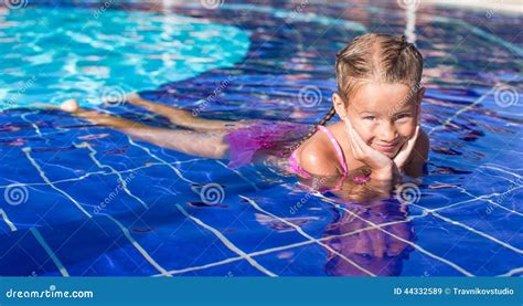 Petite Fille Heureuse Mignonne Dans La Piscine Image Stock Image Du