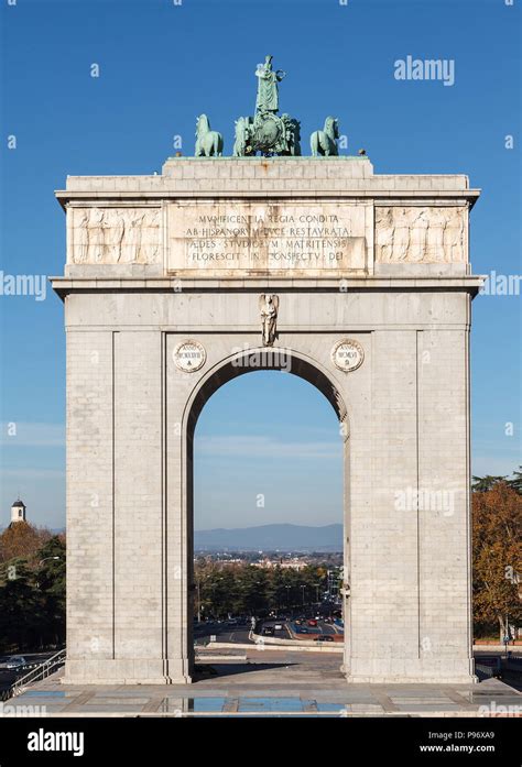 El Arco De Triunfo De Madrid Arco De La Victoria O Moncloa Gate