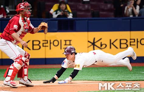 김혜성 ‘과감하게 홈을 파고든다 Mk포토 Mk스포츠