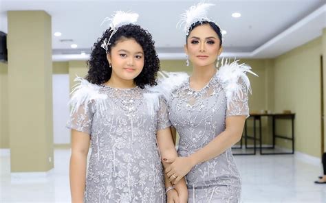 Krisdayanti Tampil Memukau Pakai Dress Unik Ini Langsung Dikomentari Amora