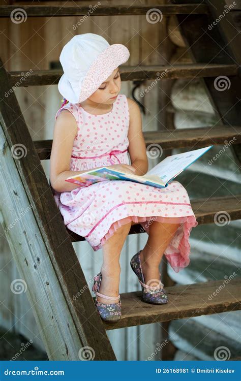 La Jolie Fille Affiche Un Livre D Enfants Image Stock Image Du