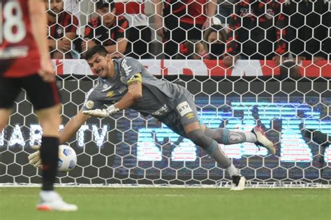 Em Grande Fase Jo O Paulo Valoriza Torcida Do Santos