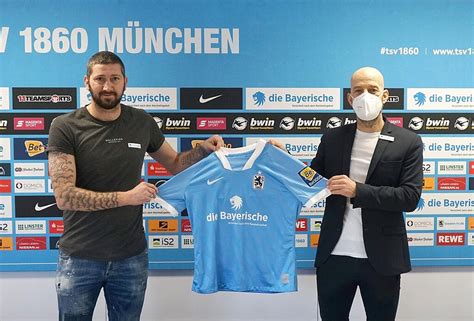 Offiziell Tsv 1860 Verlängert Mit Alpha Löwe Sascha Mölders