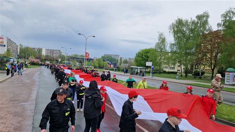 W Jastrz Biu Zdroju W Wyj Tkowy Spos B Obchodzono Dzie Flagi Foto