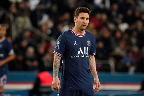 Lionel Messi Samo Stoji Dok Psg Igra Net Hr