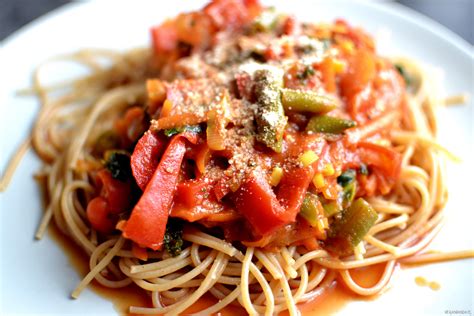 Spaghetti z warzywami i wegańskim parmezanem VeganbandaVeganbanda