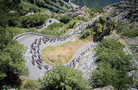 Tour De France L Tape Mythique De Lalpe Dhuez Se Dresse Devant Les