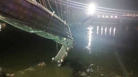 Jembatan Ambruk Saat Perayaan Liburan Orang Tewas Jatuh Ke Sungai