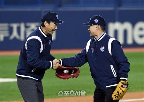 포토 악수 나누는 김동수 김용수 네이트 뉴스