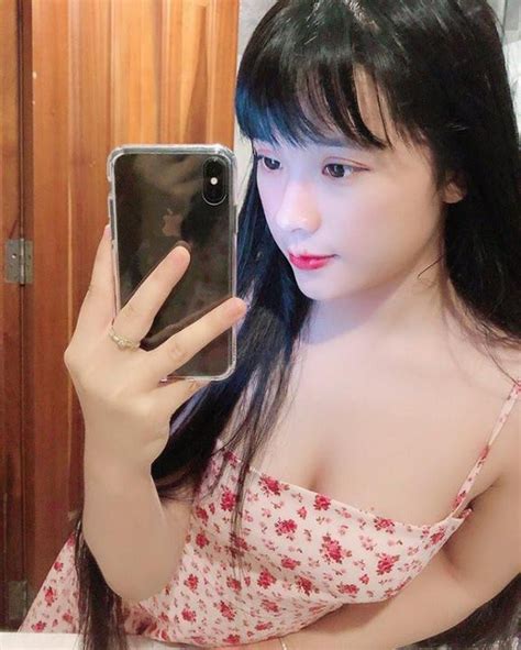 Mặt học sinh thân hình phụ huynh cô nàng hot girl khiến mạng xã hội Việt dậy sóng