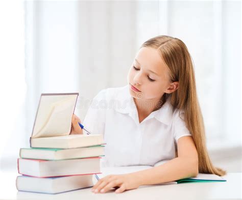 Menina Do Estudante Que Estuda Na Escola Imagem De Stock Imagem De