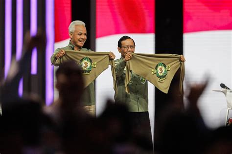 Ganjar Mahfud Pakai Syal Mapala Bertuliskan Sat Set Tas Tes Selesai