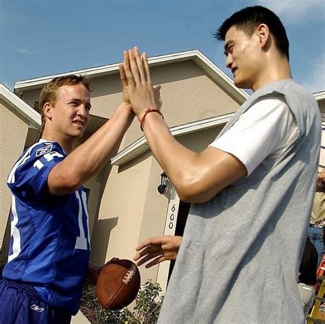 Yao Ming And Peyton Manning Comparing Hand Sizes Tumblr Pics