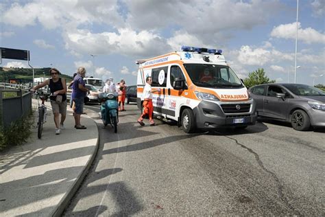 Porto San Giorgio Anziano Scivola In Scooter Su Una Scia Di Gasolio