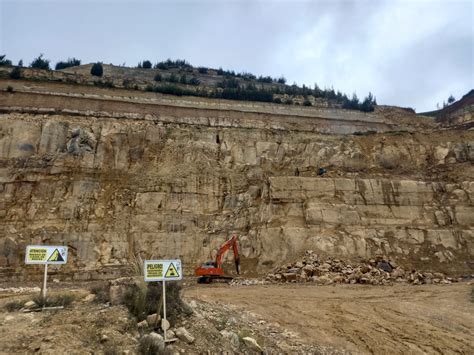 Cantera el Pencal Descapote y Explotación de roca para triturados y base