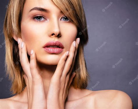 Mujer Con Rostro De Belleza Y Piel Limpia Mujer Rubia Sexy Atractiva