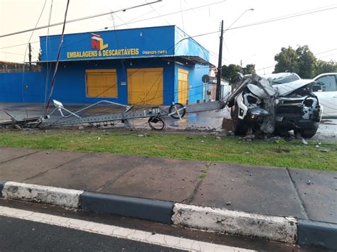 Carro Colide Em Poste E Parte Da Rua Fica Sem Energia Na Zona Oeste De