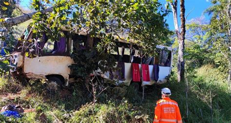 Micro ônibus cai em ribanceira e deixa um morto e 12 feridos O Popular