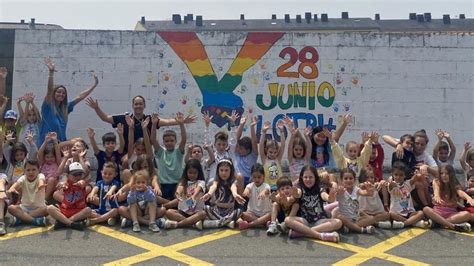 Los jóvenes de los campamentos de verano de Curtis pintan un mural con