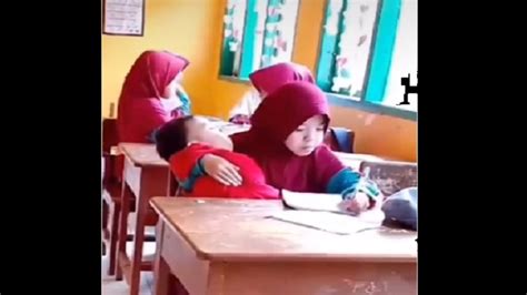 Foto Kisah Pilu Nuraeni Bocah Sd Di Sinjai Gendong Adiknya Ke Sekolah