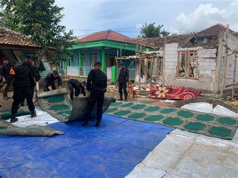 Personel Polri Bantu Bersihkan Tempat Ibadah Mesjid Yang Han