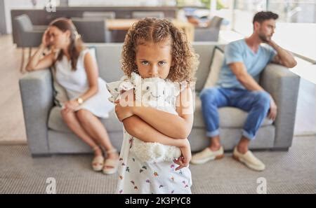 Fille Triste Les Parents De Combat Pensant Au Divorce Dans La Salle De