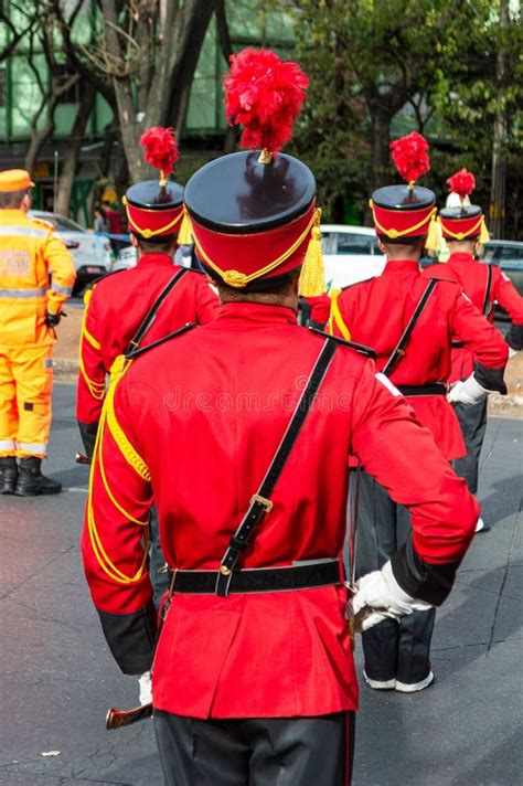 Soldados Em Uniformes Vermelhos Na Cidade De Belo Horizonte Preparando