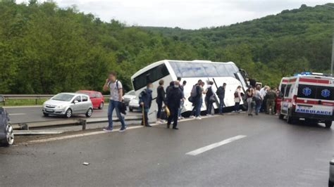 TEŠKA SAOBRAĆAJNA NESREĆA NA AUTO PUTU KOD BATOČINE Autobus u kojem su