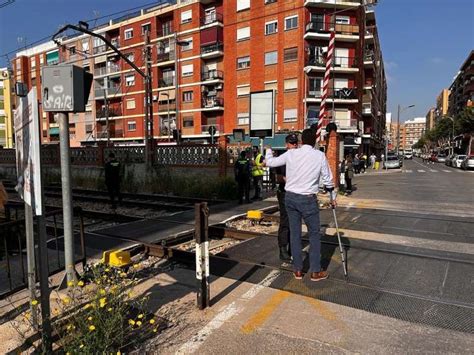 Un Vecino Salva A Una Anciana De Ser Arrollada Por El Tren En El Paso A