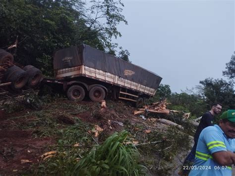 VÍDEOS Carreta capota após ser atingida por árvore na BR 435 entre