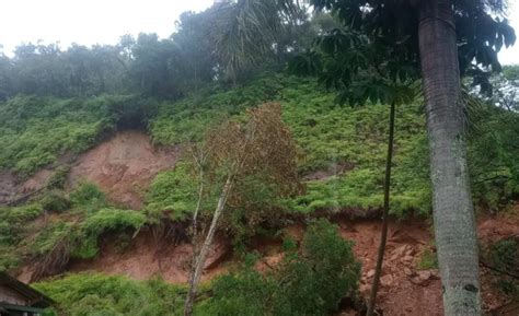 Deslizamento De Terra Atinge Casa Em Balne Rio Cambori