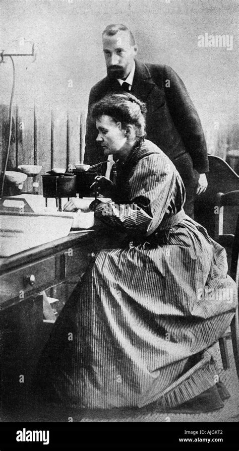 Marie Et Pierre Curie Dans Leur Laboratoire Banque De Photographies Et