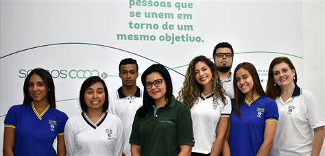 Jovens Participam De Treinamento In Dito De Check Out Em Supermercado