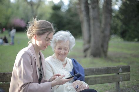 Daughter explaining elderly mother how using smartphoneFree Stock Photo
